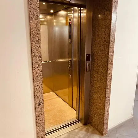 Family 100 Square Metres דירה *